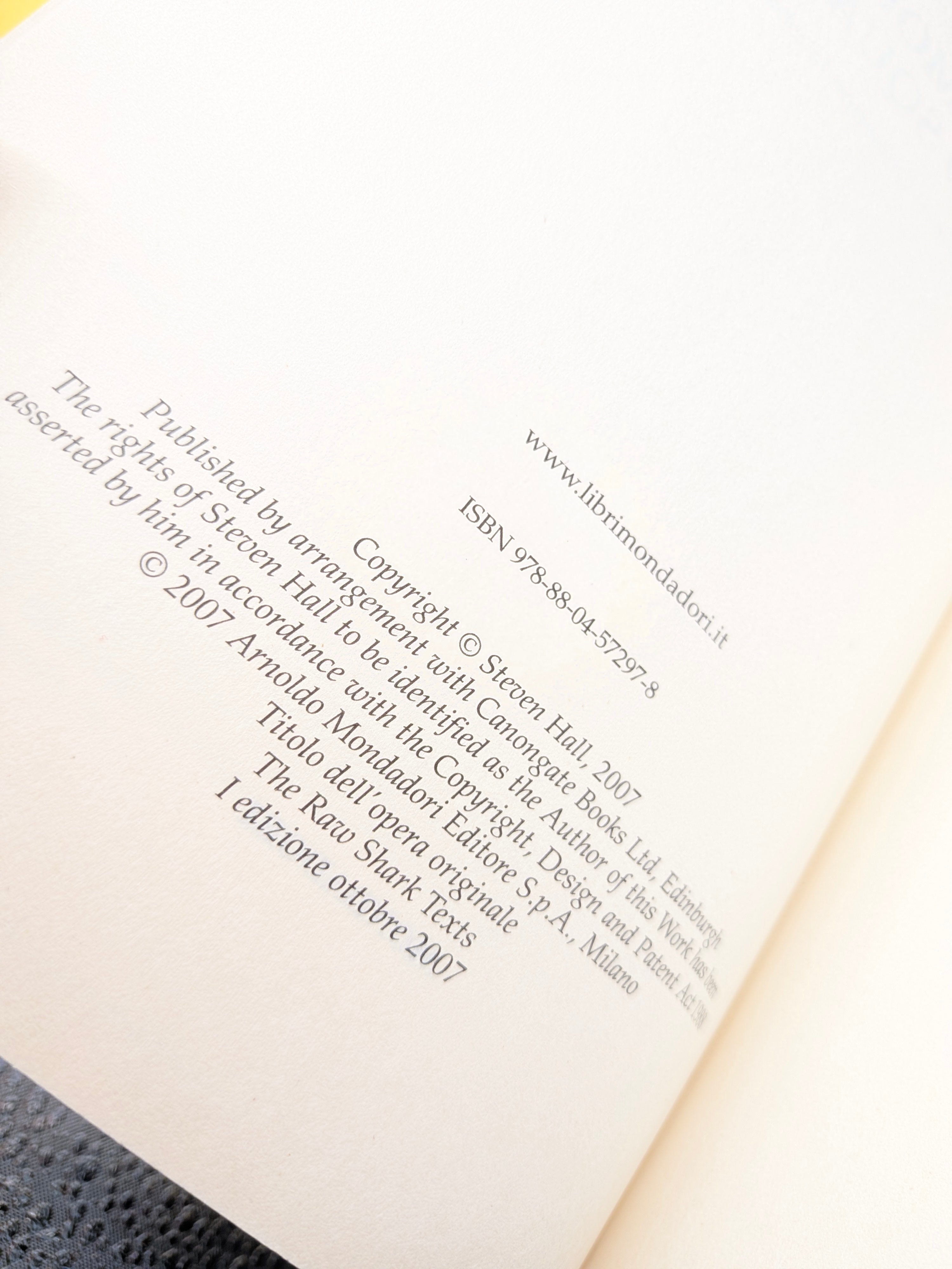 Steven Hall - Le Memorie dello Squalo Mondadori Strade Blu
