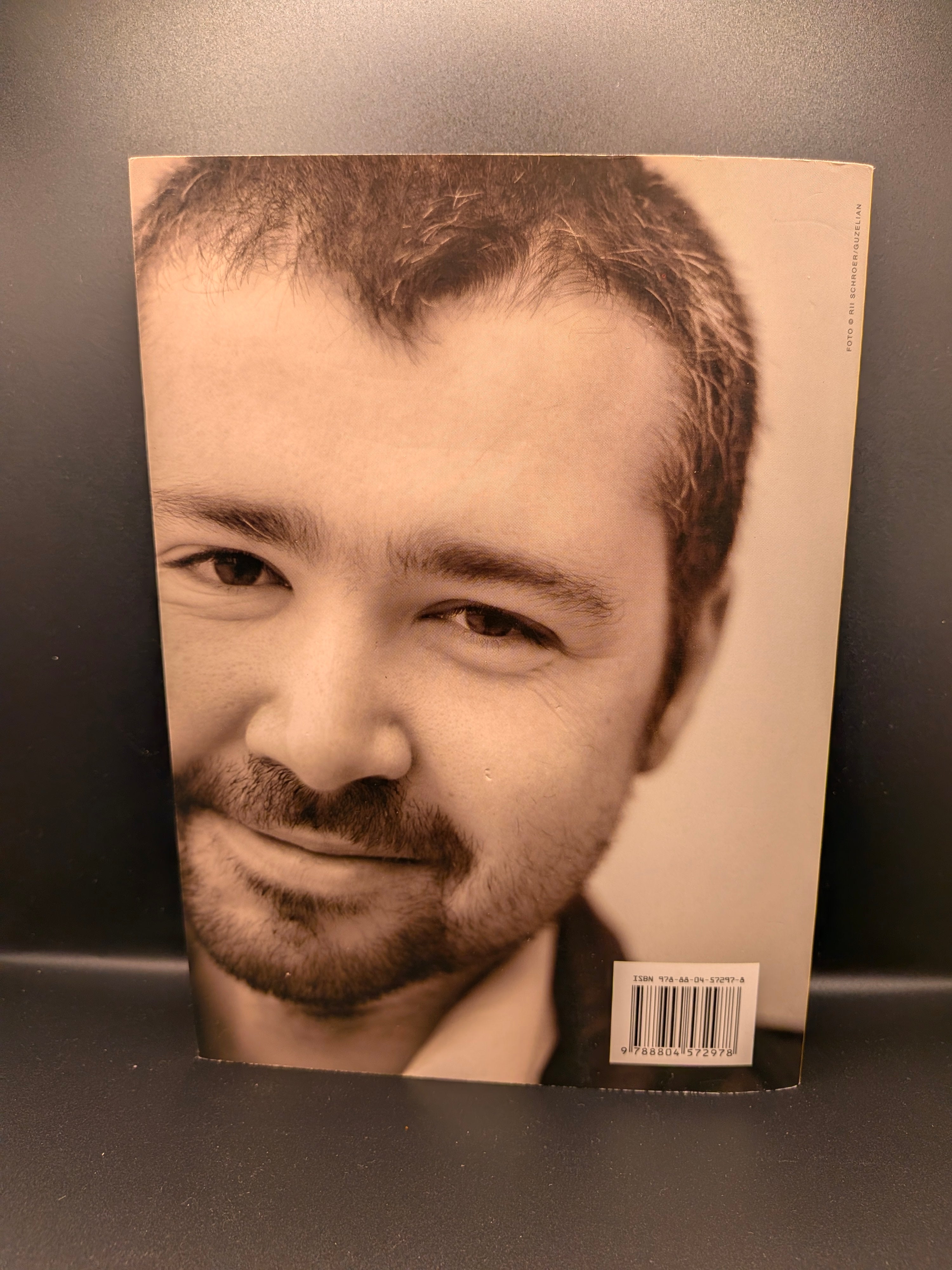 Steven Hall - Le Memorie dello Squalo Mondadori Strade Blu